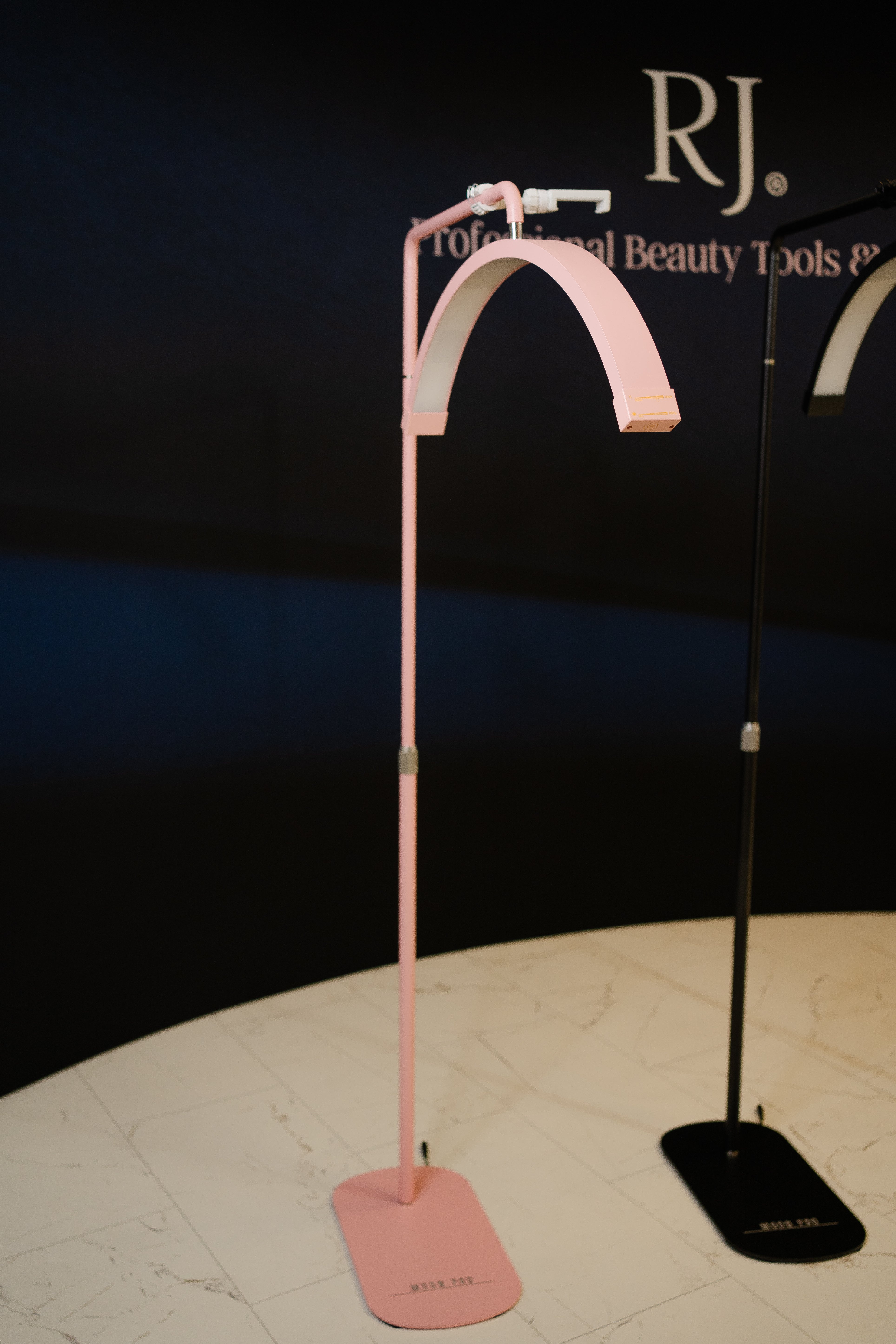 Lámpara rosa en forma de media luna