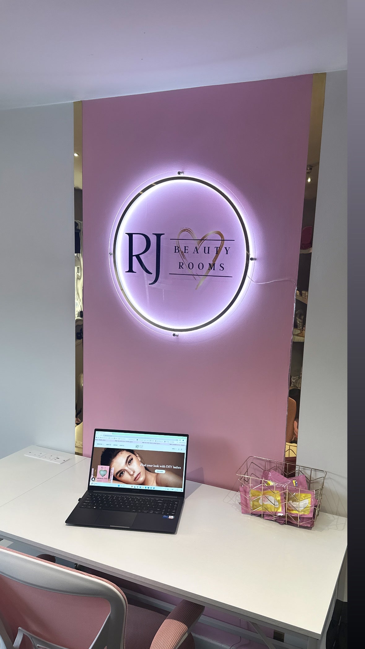 Letrero LED retroiluminado de acrílico personalizado con logotipo