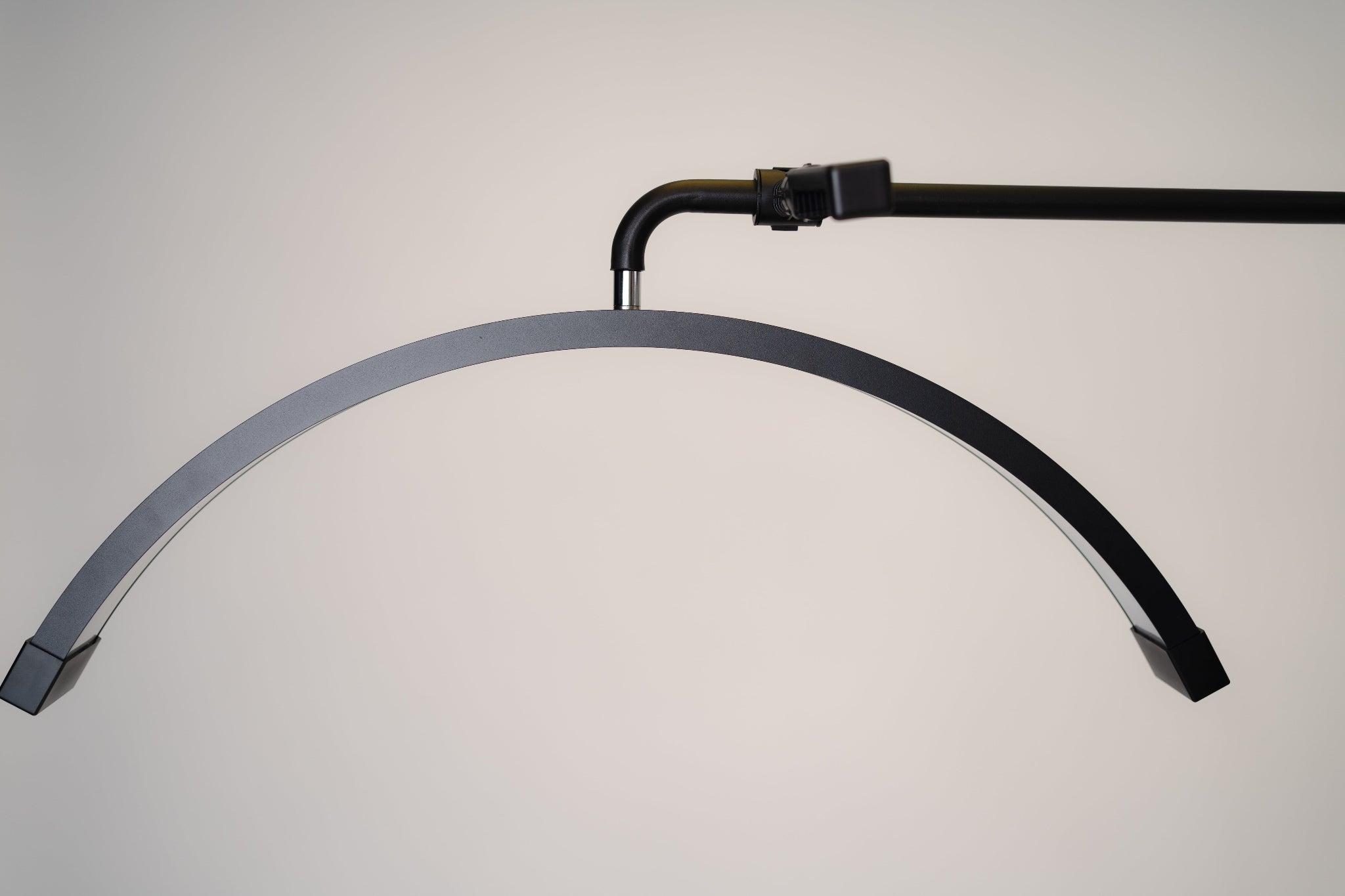 Luz LED profesional de belleza en forma de media luna, color negro 