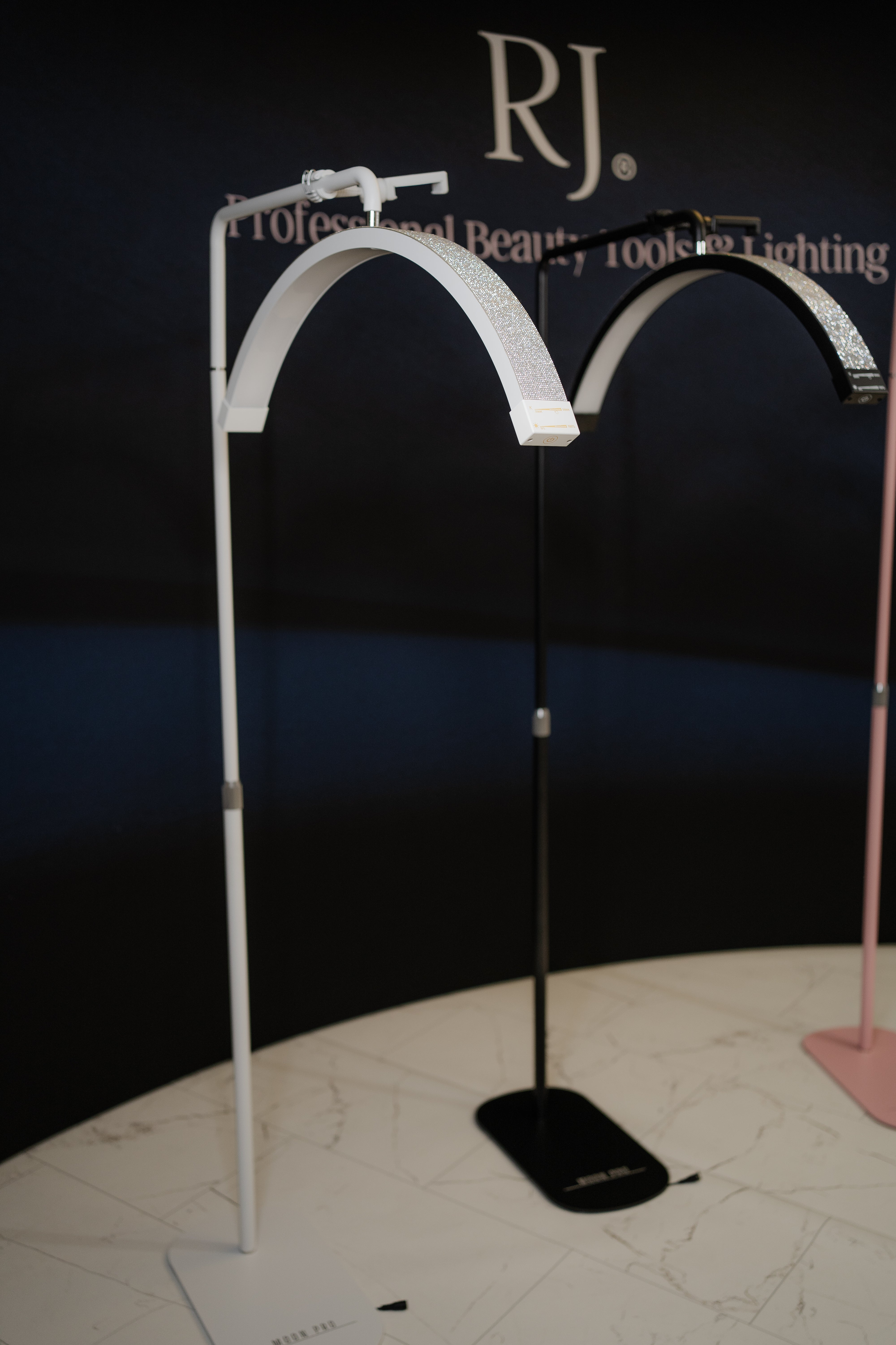 Luz blanca y negra en forma de media luna 