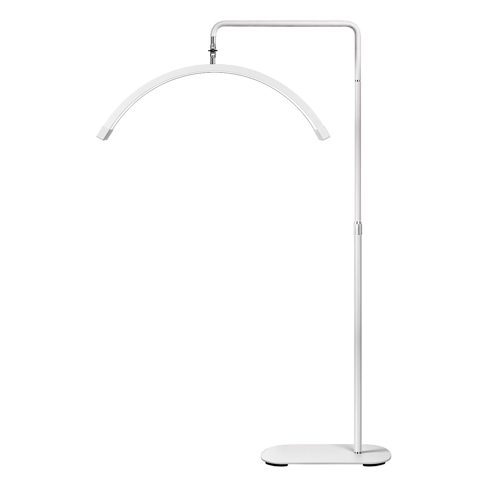 Una lámpara de pie con un difusor de luz en forma de media luna, mostrada en varias posiciones para mostrar sus capacidades de ajuste multiangular.